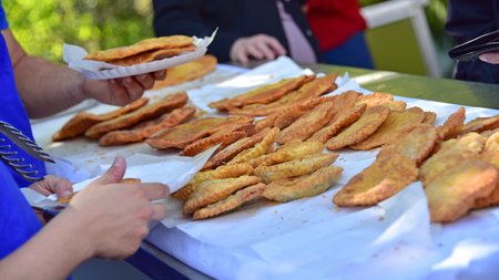Vacanze sostenibili in Alto Adige Varie tasche di pasta fritte su un banco del mercato