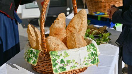 Vacanze sostenibili in Alto Adige Cesto con pane tradizionale soffice su tavolo bianco