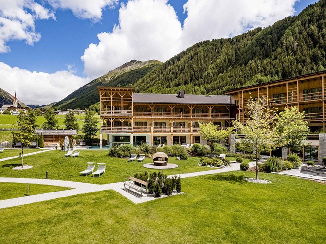 Benvenuti nell’Area Vacanze Sci e Malghe Rio Pusteria! Hotel con giardino e lettini situato in montagna con cielo sereno