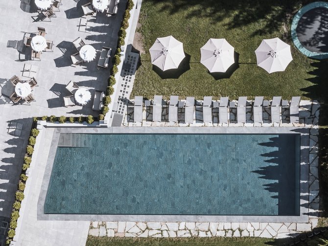 Benvenuti nell’Area Vacanze Sci e Malghe Rio Pusteria! Vista aerea di piscina con lettini, ombrelloni e area salotto
