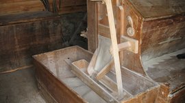 Il Sentiero dei Mulini a Terento Antica macchina di legno per la lavorazione del grano in un fienile