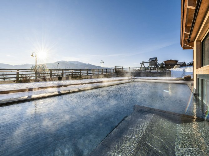 Benvenuti nell’Area Vacanze Sci e Malghe Rio Pusteria! Piscina riscaldata all'aperto con vista sulle montagne e neve al sole