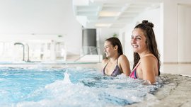 La piscina Alpinpool a Maranza Due giovani donne in una piscina