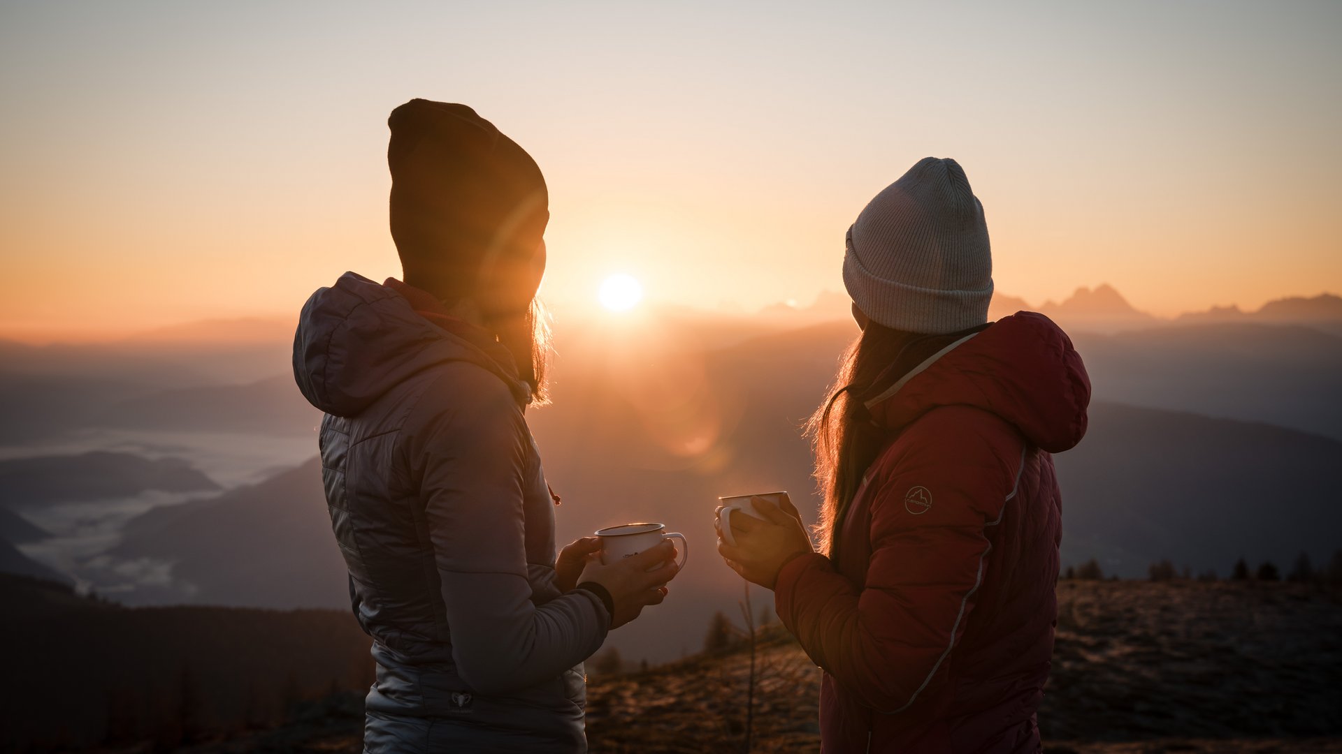 Brixen Südtirol Card: mezzi pubblici, impianti di risalita e musei son gratis Due donne che bevono tè caldo al sorgere del sole in montagna
