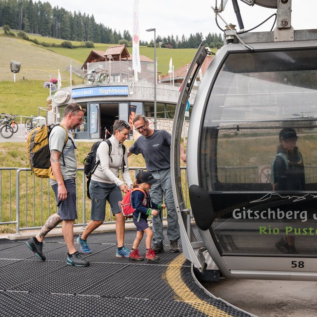 Almencard: la carta che apre tutte le porte Famiglia sale sulla cabinovia Gitschberg Jochtal con bambino