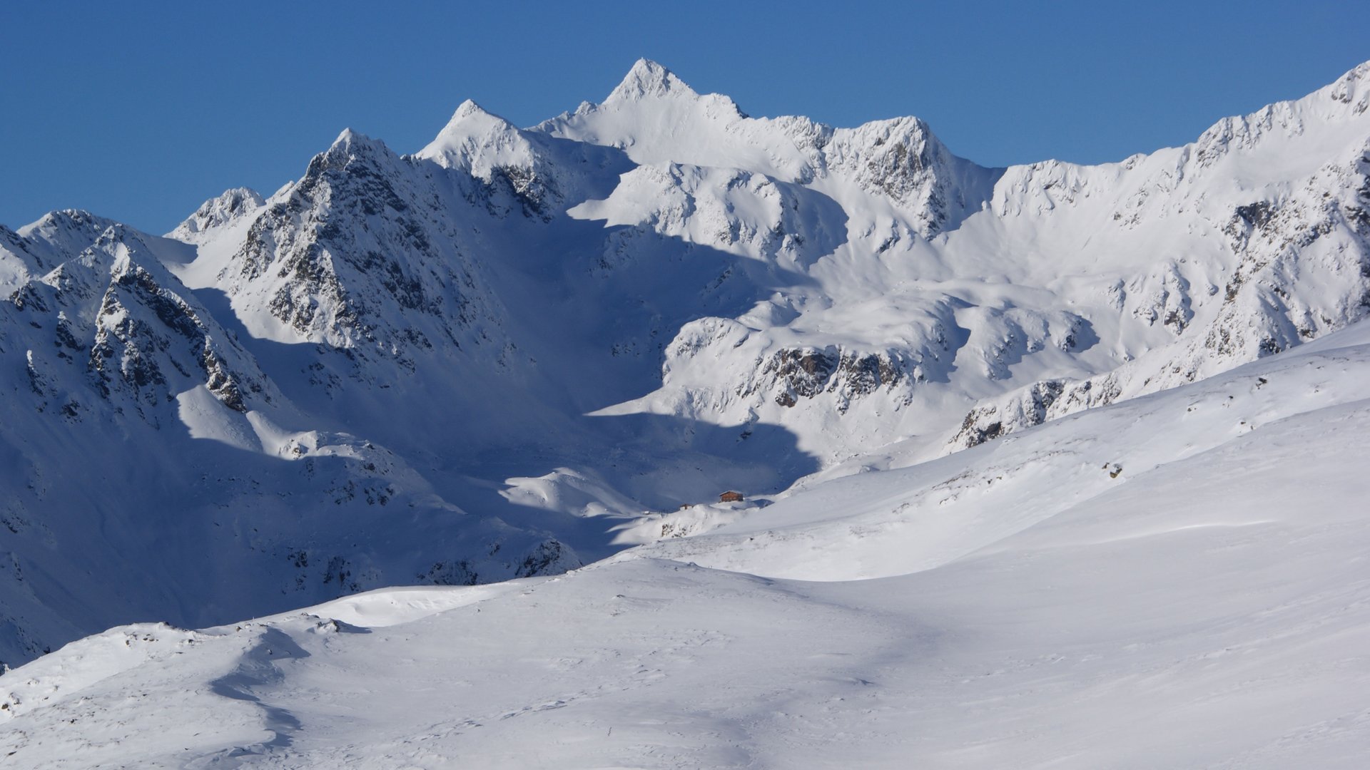 Escursioni a Terento, in Val Pusteria Montagne innevate sotto un cielo azzurro limpido