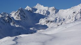 Escursioni a Terento, in Val Pusteria Montagne innevate sotto un cielo azzurro limpido