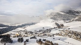 Terento in Val Pusteria Villaggio innevato nelle Alpi con montagne e nuvole sullo sfondo