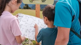 Outdoor Escape sul Monte Gitschberg Famiglia guarda una mappa escursionistica in montagna
