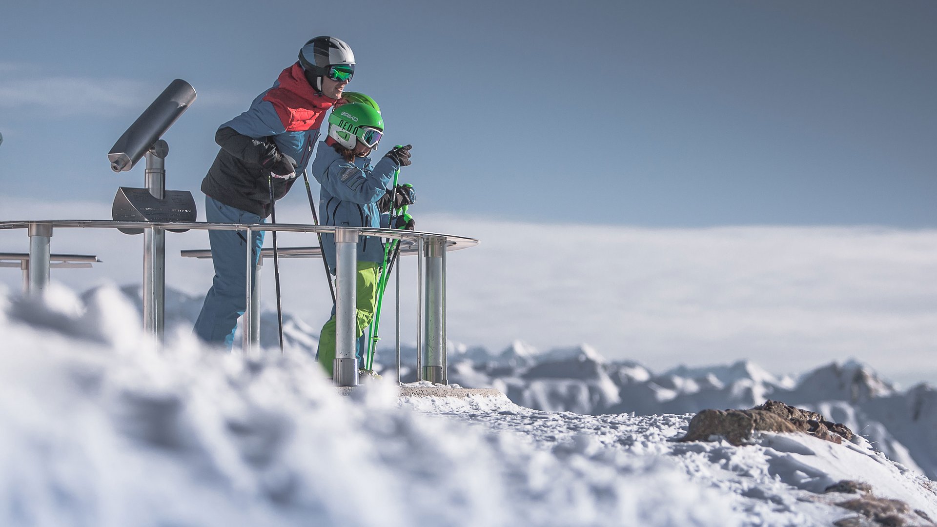 La piattaforma panoramica Gitschberga a Maranza (BZ) Due sciatori in piedi su una piattaforma panoramica sulla neve