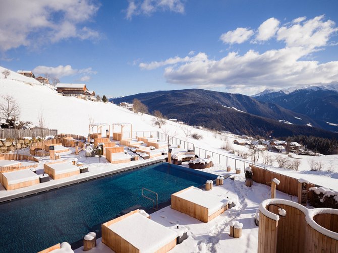 Benvenuti nell’Area Vacanze Sci e Malghe Rio Pusteria! Piscina all'aperto con paesaggio invernale sullo sfondo