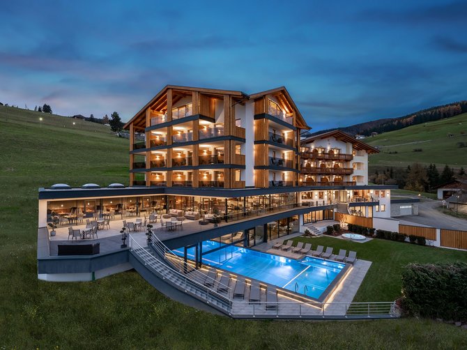 Benvenuti nell’Area Vacanze Sci e Malghe Rio Pusteria! Un hotel con piscina visto dall'esterno