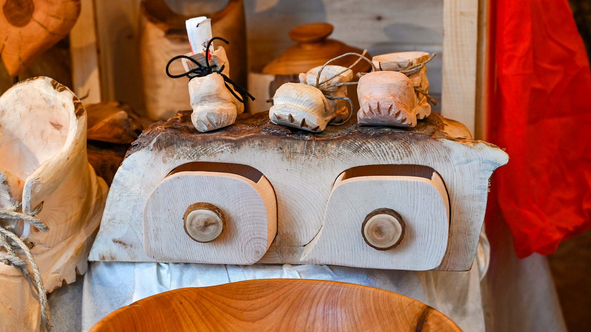 L’Avvento di Terento Varie sculture e oggetti in legno intagliato su un tavolo