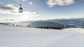 Sciare in Alto Adige: Rio Pusteria Pista da sci vuota con cabinovia e montagne sullo sfondo