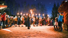 L’Avvento di Terento Persone con torce durante una tradizionale serata all'aperto