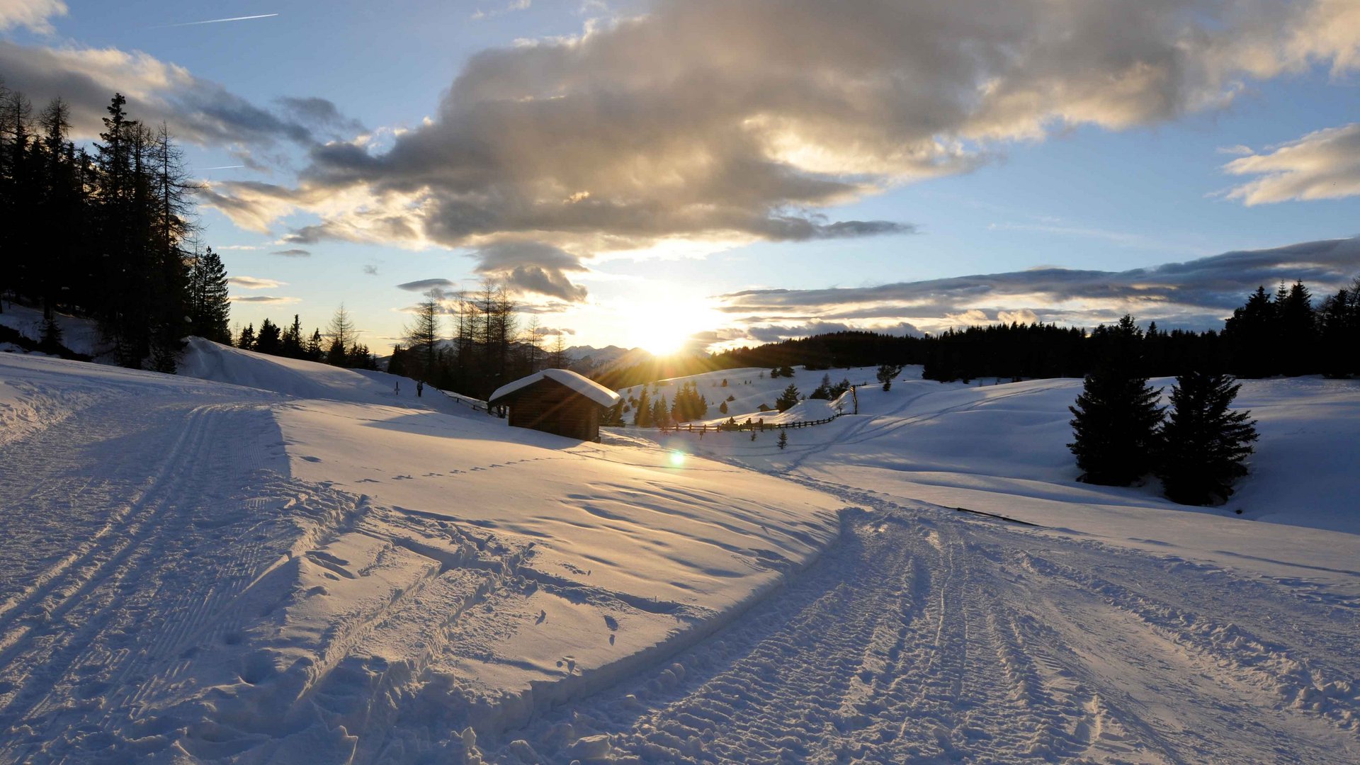 L’Alpe di Rodengo e Luson Paesaggio innevato con cabina e tramonto sullo sfondo