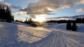 L’Alpe di Rodengo e Luson Paesaggio innevato con cabina e tramonto sullo sfondo