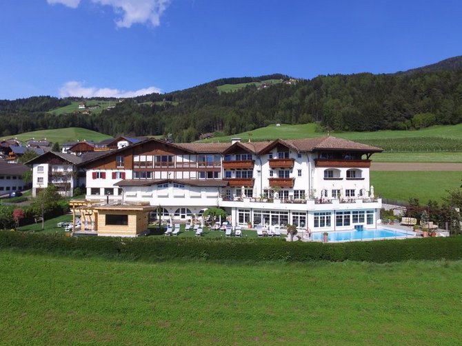 Benvenuti nell’Area Vacanze Sci e Malghe Rio Pusteria! Hotel in paesaggio montano rurale con piscina e lettini