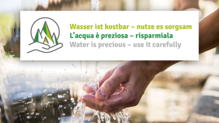 Vacanze sostenibili in Alto Adige Acqua che scorre in una mano con scritta acqua è preziosa – risparmiala