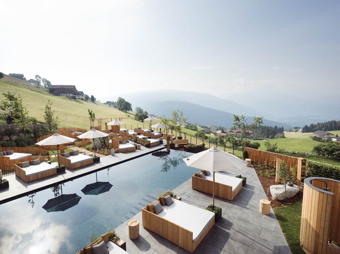 Benvenuti nell’Area Vacanze Sci e Malghe Rio Pusteria! Piscina all'aperto con paesaggio estivo