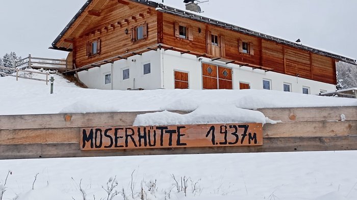 Rifugi e malghe di Rio Pusteria Rifugio Moserhütte coperto di neve a 1937 metri di altitudine
