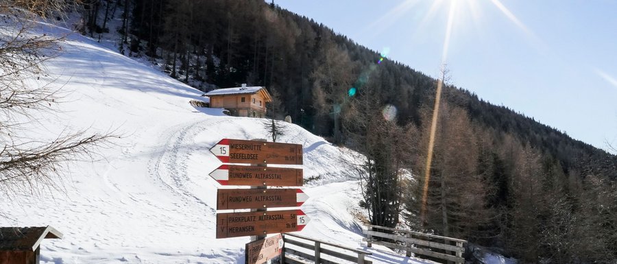 Le località dell’area vacanze Rio Pusteria Cartello escursionistico in un paesaggio innevato della valle Alpbach con sole brillante