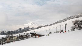 Terento in Val Pusteria Sciatori su pendio innevato con funivia e montagne alpine sullo sfondo