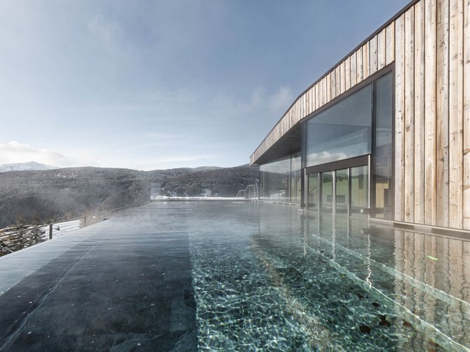 Benvenuti nell’Area Vacanze Sci e Malghe Rio Pusteria! Infinity pool con vista su un paesaggio montano invernale