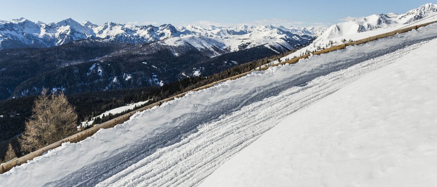 Le località dell’area vacanze Rio Pusteria Pista da sci innevata con panorama montano e cielo limpido