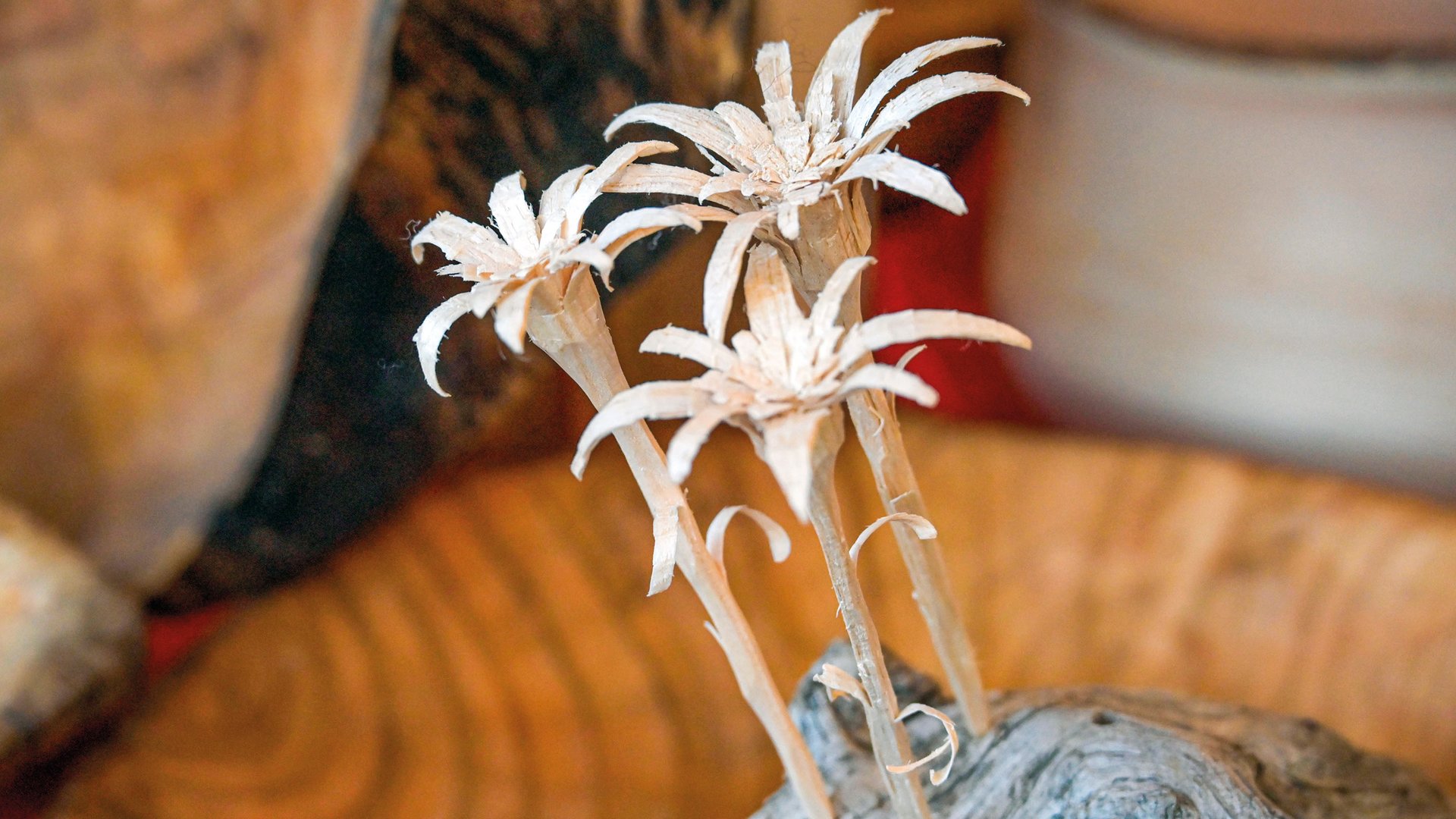 L’Avvento di Terento Tre fiori intagliati in legno su un pezzo di legno