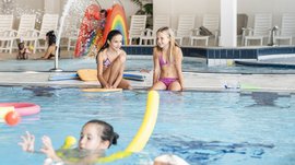 La piscina Alpinpool a Maranza Bambini che giocano in una piscina